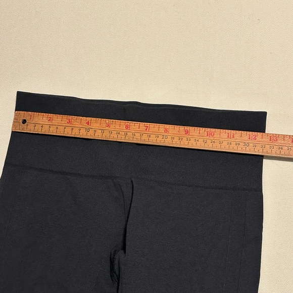 Lululemon Black Cropped Leggings - Picture 5 of 6